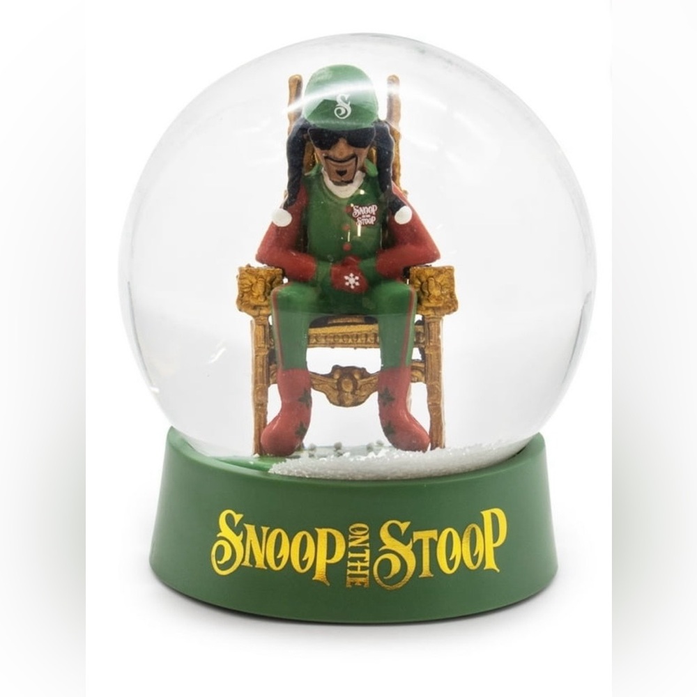 Snoop on the Stoop NIP Snow Globe - Picture 1 of 3